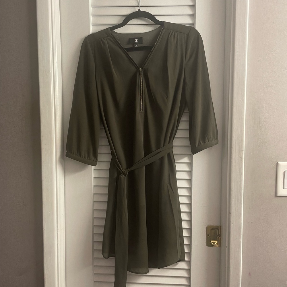 IZ Byer Gorgeous Hunter Green Color Dress Perfect for Fall!EUC Size M.